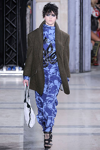 Vestido largo estampado floral azul blazer amplio Vivienne Westwood